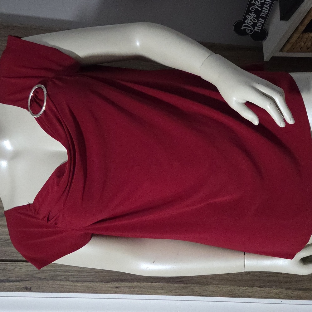 Red short sleeve scoop neck dress shirt